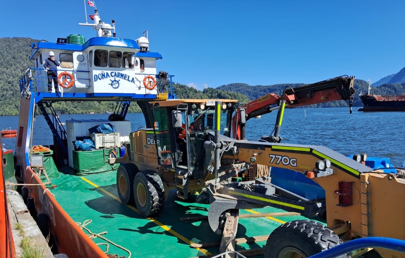 MOTONIVELADORA FUE EMBARCADA HOY PARA MEJORAR UN COMPLEJO TRAMO DEL CAMINO HACIA BAHÍA EXPLORADORES