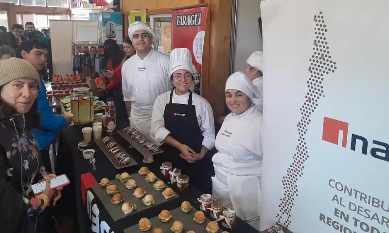 Estudiantes de INACAP Coyhaique brillan en la Feria NOLS Patagonia con su talento gastronómico